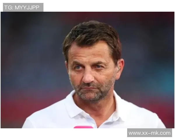 舍伍德认为曼联应关注健康的范德芬签约机会，众多球队也在关注他